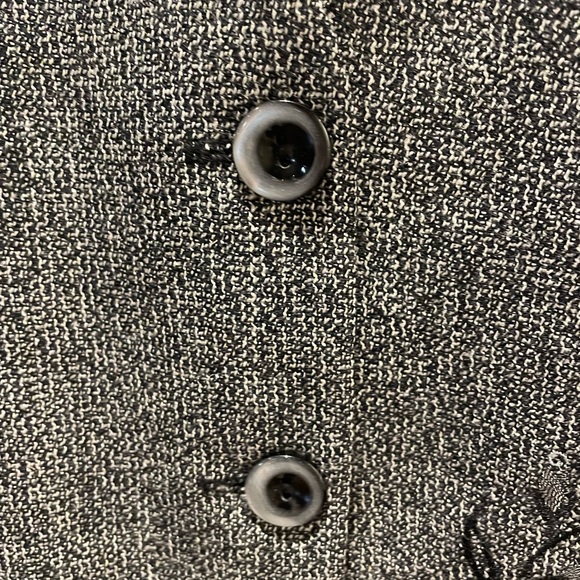 Beautiful tweed vest from the Conrad Collection. - Picture 2 of 7